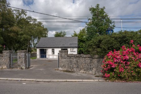 Foto de Longwood, County Meath, Ireland, 4th July 2023. frontal view of Longwood Garda Station, police station - Imagen libre de derechos