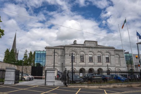 Foto de Condado de Mullingar Westmeath, Irlanda, 11 de julio de 2023. vista frontal Mullingar Courthouse - Imagen libre de derechos