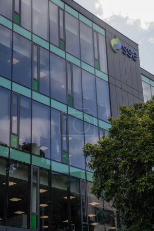 Foto de Dublín, Irlanda, 21 de agosto de 2023. Vista frontal de la sede de la SSE en Dublín con cartel - Imagen libre de derechos