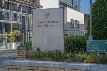 Foto de Condado de Bray Wicklow, Irlanda, 6 de septiembre de 2023. Señalización frente al Palacio de Justicia de Bray - Imagen libre de derechos
