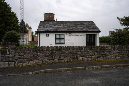 Foto de Ballymahon, Condado de Longford, Irlanda, 13 de septiembre de 2023. Vista frontal de la estación de Ballymahon Garda - Imagen libre de derechos
