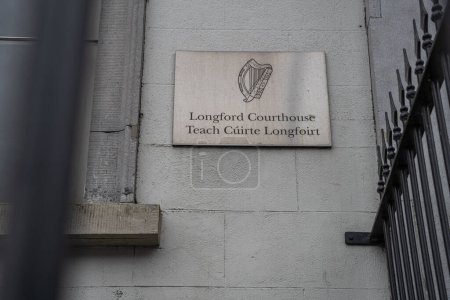 Foto de Longford, Condado de Longford, Irlanda, 13 de septiembre de 2023. Señalización frente al Palacio de Justicia de Longford - Imagen libre de derechos