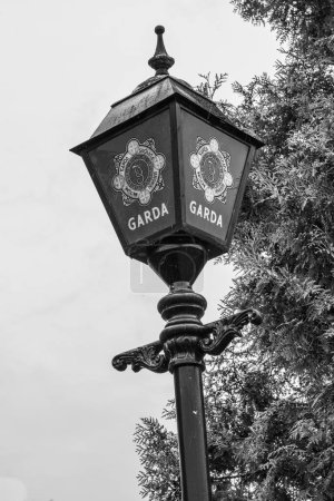 Foto de Ballymahon, Condado de Longford, Irlanda, 13 de septiembre de 2023. Imagen en blanco y negro de Garda Lantern - Imagen libre de derechos