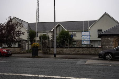 Foto de Longford, Condado de Longford, Irlanda, 13 de septiembre de 2023. Vista frontal de la estación de Longford Garda - Imagen libre de derechos