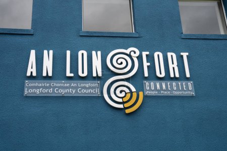 Foto de Longford, Condado de Longford, Irlanda, 13 de septiembre de 2023. Señalización frente al Consejo del Condado de Longford - Imagen libre de derechos