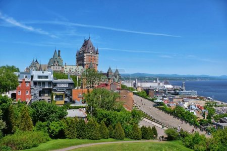 Toller Blick auf die Skyline von Quebec City mit dem Sankt-Lorenz-Fluss in Kanada