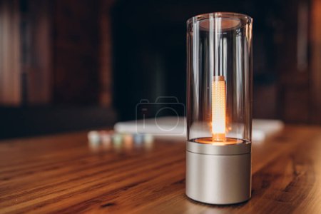 Foto de Elegante lámpara de mesa con luz suave y cálida. Elemento interior. - Imagen libre de derechos