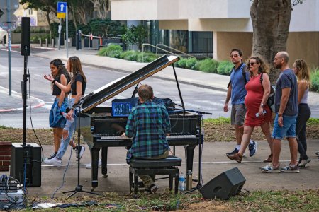 Téléchargez les photos : Tel-Aviv, Israël - 21 octobre 2022 : Pianiste sur le boulevard Rothschild à Tel-Aviv. - en image libre de droit