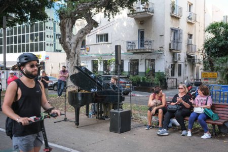 Téléchargez les photos : Tel-Aviv, Israël - 21 octobre 2022 : Pianiste sur le boulevard Rothschild à Tel-Aviv. - en image libre de droit