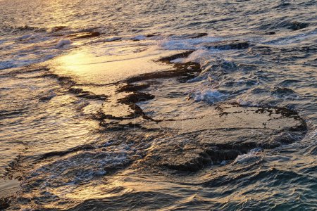 Téléchargez les photos : Vue abstraite du bord de mer au coucher du soleil. - en image libre de droit