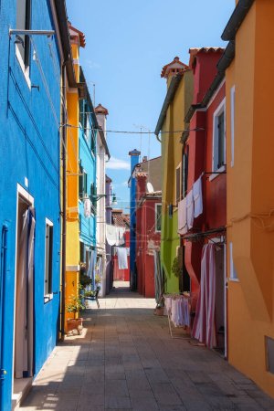 Téléchargez les photos : Île de Burano, Venise, Italie - 22 juin 2023 : Façades de maisons colorées sur l'île de Burano. - en image libre de droit