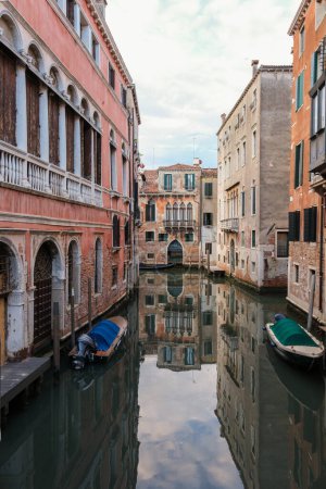 Téléchargez les photos : Venice, Italy - June 22, 2023: Canal, bridge and ancient houses of Venice. - en image libre de droit