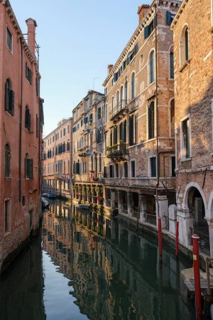 Téléchargez les photos : Venice, Italy - June 22, 2023: Canal, bridge and ancient houses of Venice. - en image libre de droit