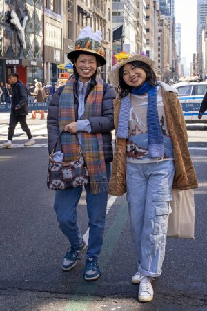 Téléchargez les photos : New York, États-Unis - 9 avril 2023 : Les New-Yorkais en costumes magnifiques au défilé de Pâques sur la 5e Avenue à New York. - en image libre de droit