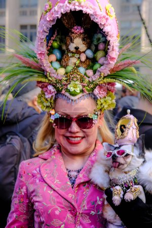 Téléchargez les photos : New York, États-Unis - 9 avril 2023 : Les New-Yorkais en costumes magnifiques au défilé de Pâques sur la 5e Avenue à New York. - en image libre de droit