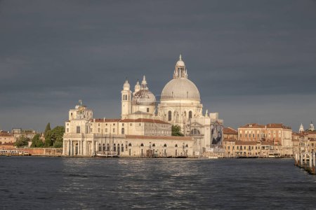 Téléchargez les photos : Venise, Italie - 22 juin 2023 : Vue imprenable sur la basilique Santa Maria Della Salute. - en image libre de droit