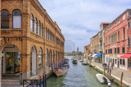 Téléchargez les photos : Venise, Italie - 22 juin 2023 : Vue d'un canal sur l'île de Murano. - en image libre de droit