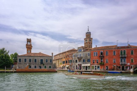 Téléchargez les photos : Venise, Italie - 22 juin 2023 : Vue d'un canal sur l'île de Murano. - en image libre de droit