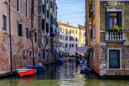 Téléchargez les photos : Venise, Italie - 22 juin 2023 : pont à l'entrée du Ghetto Nuevo dans le quartier du Ghetto. - en image libre de droit