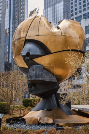 Téléchargez les photos : New York, États-Unis - 13 avril 2023 : la sphère Koenig ou la sphère World Trade Center dans Liberty Park. - en image libre de droit