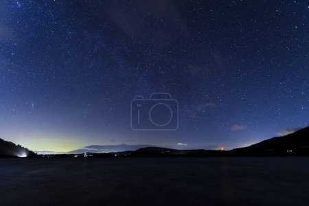 Téléchargez les photos : Lac Bassenthwaite dans le district du lac English avec une faible lueur des aurores boréales - en image libre de droit