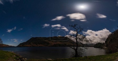 Téléchargez les photos : Une vue panoramique sur Ullswater lors d'une nuit au clair de lune - en image libre de droit
