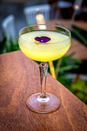 Téléchargez les photos : Un concept pour un bar et un restaurant avec de grands verres remplis d'un cocktail rafraîchissant dans une nuance délicate de jaune. - en image libre de droit