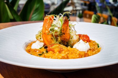 Téléchargez les photos : L'essence de l'art culinaire avec un plat élégant avec de succulentes crevettes royales. Photo rapprochée, mise au point sélective. - en image libre de droit