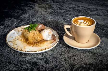 Téléchargez les photos : Une tasse de cappuccino et un gros plan sur le gâteau. Parfait pour les cafés et les projets sur le thème du dessert. - en image libre de droit