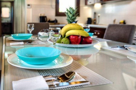 Elegante Tischdekoration: Großaufnahme blauer und weißer Teller mit verschwommenem Hintergrund. Perfekt, um raffinierte Speisekonzepte zu illustrieren oder kulinarische Exzellenz mit einem Schuss Eleganz zu fördern.