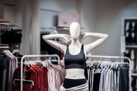 Téléchargez les photos : Deux mannequins debout dans un magasin de vêtements décontractés pour femmes dans un centre commercial. - en image libre de droit