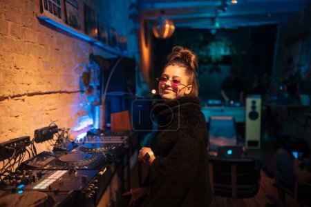 Téléchargez les photos : Beautiful female DJ dancing to techno - en image libre de droit