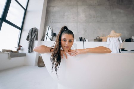 Téléchargez les photos : Happy woman bathing at home. Relaxation and wellness - en image libre de droit