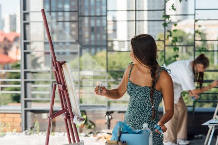 Téléchargez les photos : Artiste féminine peinture tableau dans l'atelier - en image libre de droit