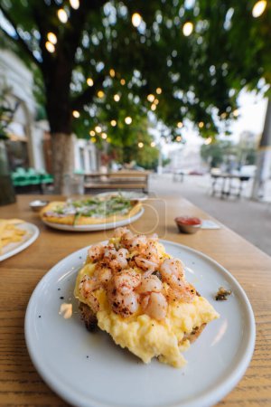 Téléchargez les photos : Nourriture de rue dans une assiette dans un café de rue, chaude journée d'été - en image libre de droit