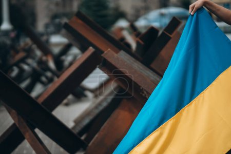 Le drapeau ukrainien est accroché à des barricades dans la rue