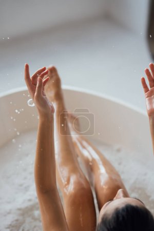 Foto de Mujer bastante joven tomando baño en casa - Imagen libre de derechos