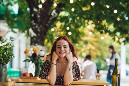 Téléchargez les photos : Gros plan portrait de deux amies riant en buvant du café sur la terrasse du café de rue d'été sur les bâtiments d'arrière-plan - en image libre de droit