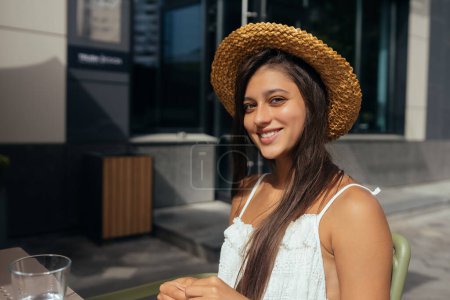 Foto de Mujer joven en la cafetería al aire libre, retrato - Imagen libre de derechos