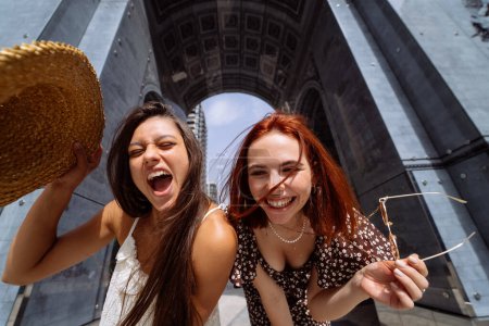 Téléchargez les photos : Portrait de deux jeunes belles femmes hipster souriantes dans un vêtement d'été branché.Femmes insouciantes extravagantes posant sur fond de rue. - en image libre de droit