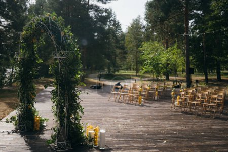 Téléchargez les photos : Arc de mariage est décoré avec des feuilles vertes et des citrons. Une journée d'été remarquable. - en image libre de droit