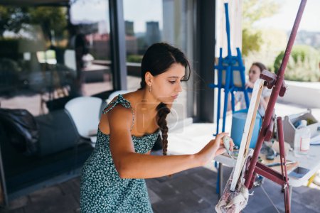 Foto de Pintura de artista femenina en taller - Imagen libre de derechos