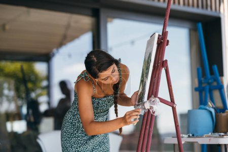 Téléchargez les photos : Artiste féminine peinture tableau dans l'atelier - en image libre de droit