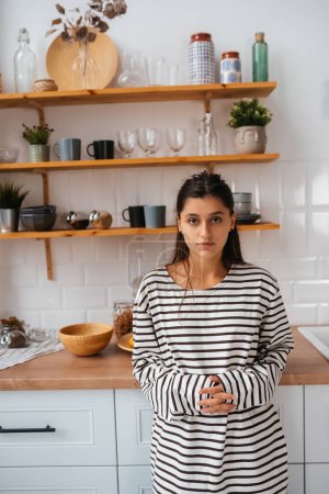 Foto de Mujer de pie cerca de escritorio en la cocina - Imagen libre de derechos