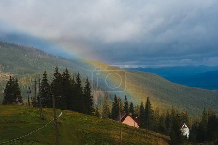 Foto de Arco iris sobre pico de montaña - Imagen libre de derechos