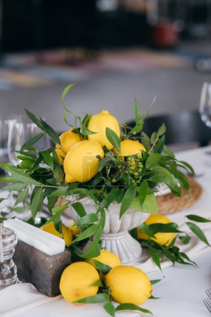 Téléchargez les photos : Table de fête à la fête de mariage sont décorées avec des arrangements de citron - en image libre de droit