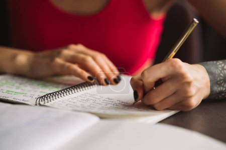 Foto de Primeros planos de la mano de las mujeres sosteniendo un lápiz y escribiendo información en un cuaderno. Foto de alta calidad - Imagen libre de derechos