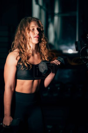 Téléchargez les photos : Athlétique belle femme fait sa croix remise en forme, routine d'entraînement de gymnase de bodybuilding - en image libre de droit