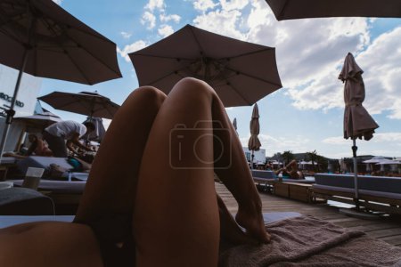 Foto de Cerrar las piernas retrato de hermosa chica en bikini en la playa. Foto de alta calidad - Imagen libre de derechos