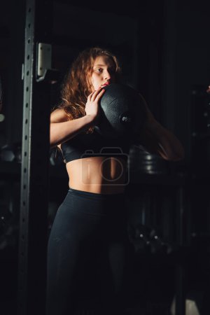 Téléchargez les photos : Athlétique belle femme fait sa croix remise en forme, routine d'entraînement de gymnase de bodybuilding - en image libre de droit